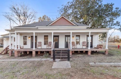 Mooringsport House | Southern Magnolia House with Porch Swing