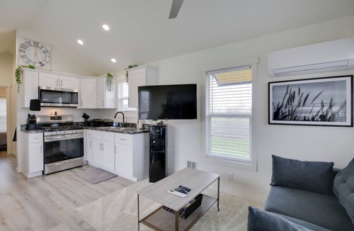 Oakland Cabin | Southern Oregon Cabin: Fire Pit & Private Pond!