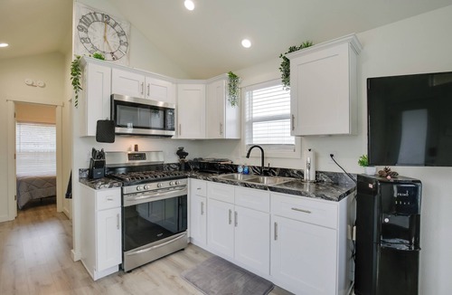 Oakland Cabin | Southern Oregon Cabin: Fire Pit & Private Pond!