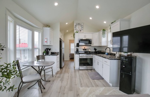 Oakland Cabin | Southern Oregon Cabin: Fire Pit & Private Pond!