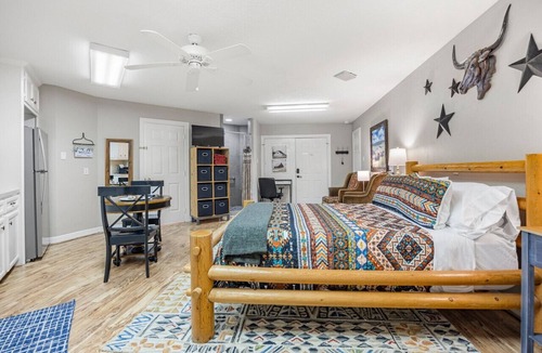 Magnolia House | Southern Studio On 13 Acres In A Quiet Neighborhood