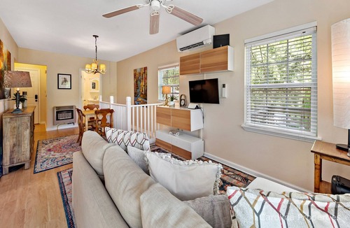 Bat Cave Cabin | Southfork Cottage - Big Mountain Views - Cute Mother's Day Getaway