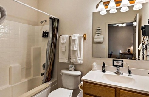 Lowman Hotel | Southfork Lodge - Riverside Inn