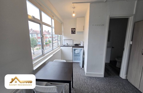 Southgate Apartment | Southgate Studio with Garden & Parking