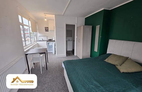 Southgate Apartment | Southgate Studio with Garden & Parking