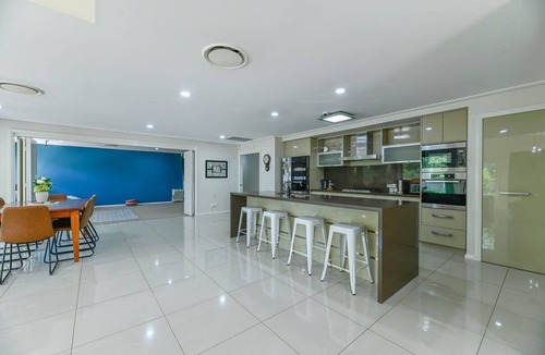 Dubbo House | Southlakes Haven - Lake Views, Pets Allowed