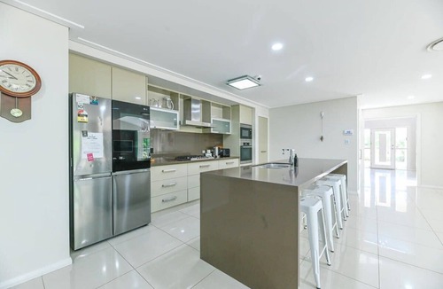 Dubbo House | Southlakes Haven - Lake Views, Pets Allowed