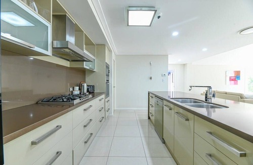 Dubbo House | Southlakes Haven - Lake Views, Pets Allowed