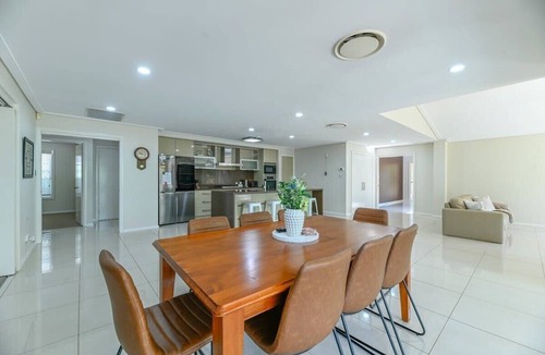 Dubbo House | Southlakes Haven - Lake Views, Pets Allowed