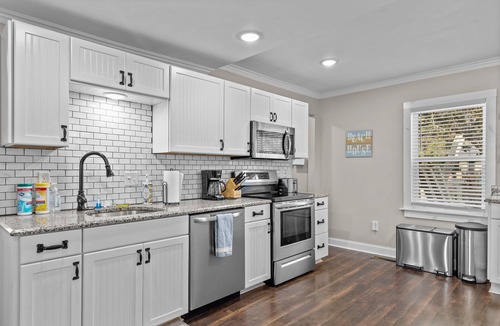Southport House | Southport Salty Patriot-Walk to DT/Pets/Fully fenced with firepit!