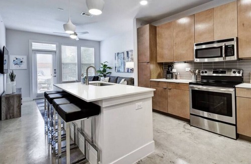 King William Apartment | Southtown Modern | Pool | Netflix | Coffee + Tea
