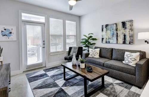 King William Apartment | Southtown Modern | Pool | Netflix | Coffee + Tea