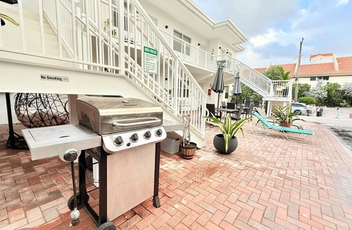 Hollywood South Central Beach Condo | Southwinds #3 for 2, Queen Studio, Steps to Beach