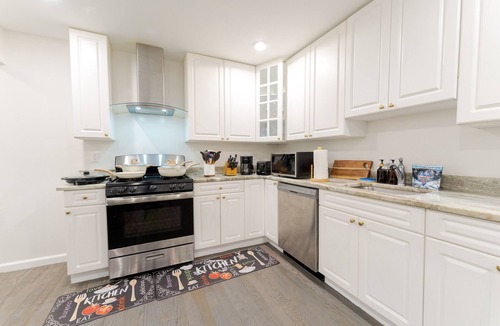 East Orange House | Sovereign Cottage-Parking , Self Check-in & Wifi