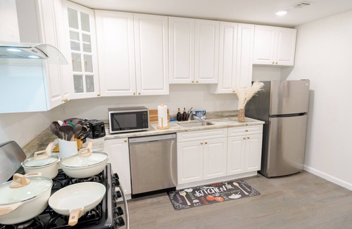 East Orange House | Sovereign Cottage-Parking , Self Check-in & Wifi