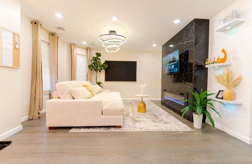 East Orange House | Sovereign Cottage-Parking , Self Check-in & Wifi