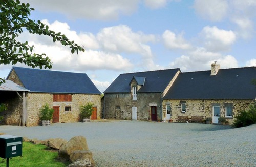 Saint-Thomas-de-Courceriers House | Spacious Comfortable & Tranquil Restored Farmhouse