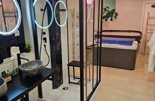 Clermont-l'Herault Apartment | SPA Apartment - Lovers Suite