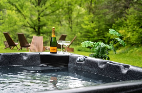 Saint-Brigitte-de-Laval Ski Chalet | Spa + bubbly + privacy in the woods, near the city