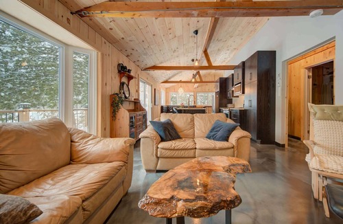 Blue Sea Ski Chalet | Spa by Lake Edja | Chalet Yellow Mellow