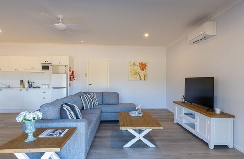 Pokolbin Ski Chalet | Spa Cottage, overlooking vineyard