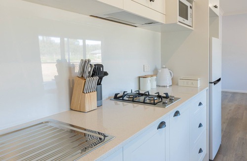 Pokolbin Ski Chalet | Spa Cottage, overlooking vineyard