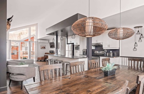 Stoneham Apartment | Spa & Foosball Table | Le Floriska