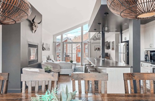 Stoneham Apartment | Spa & Foosball Table | Le Floriska