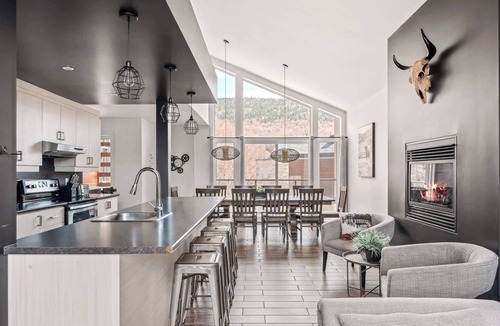 Stoneham Apartment | Spa & Foosball Table | Le Floriska