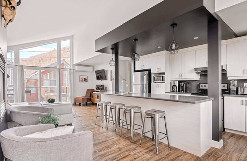 Stoneham Apartment | Spa & Foosball Table | Le Floriska
