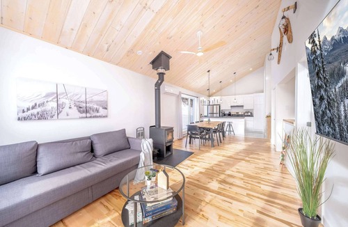 Saint-Philemon Ski Chalet | Spa & Foosball | Le WKD