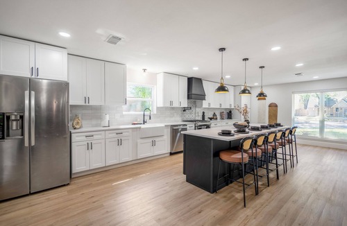Garden Oaks House | Spa&Hot Tub, BBQ, Firepit, Gameroom, Western Boots