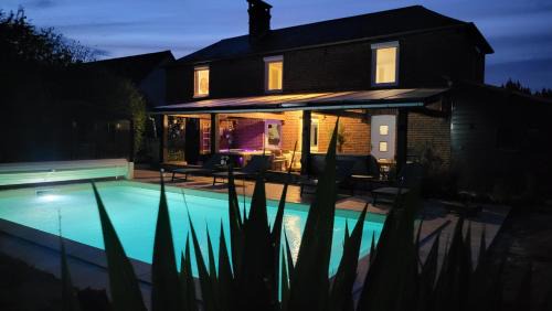 Saint-Philbert-des-Champs Villa | SPA Jacuzzi, Piscine chauffée, Station de recharge pour véhicule électrique, Maison de maître normande du 19ème Siècle à 25' de Deauville, classée meublé de tourisme 5 étoiles