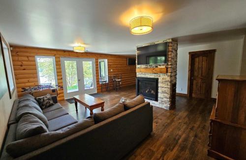 Saint-Philemon Ski Chalet | Spa & Lake Mailloux Waterfront - Le Rassembleur