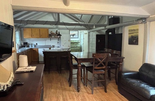 Frampton Ski Chalet | Spa, Lake & Miller Zoo | Oppy Shack