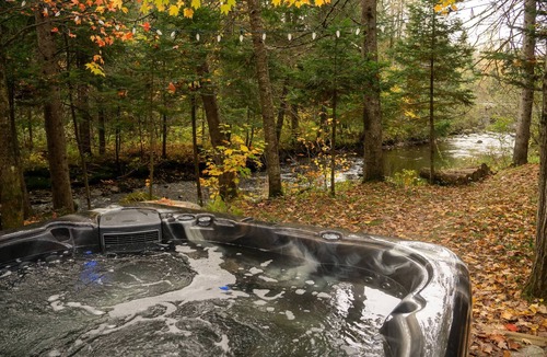 Frampton Ski Chalet | Spa, Lake & Miller Zoo | Oppy Shack