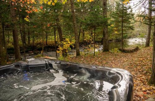 Frampton Ski Chalet | Spa Lake & Miller Zoo - Oppy Shack