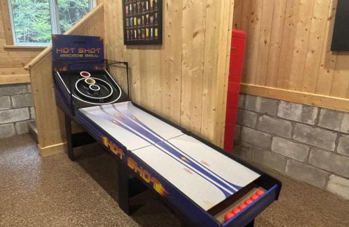 Frampton Ski Chalet | Spa Lake & Miller Zoo - Oppy Shack