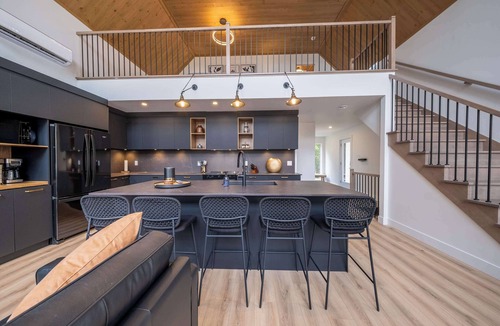 Shannon Ski Chalet | Spa & Modern Comfort | Le Norvegien