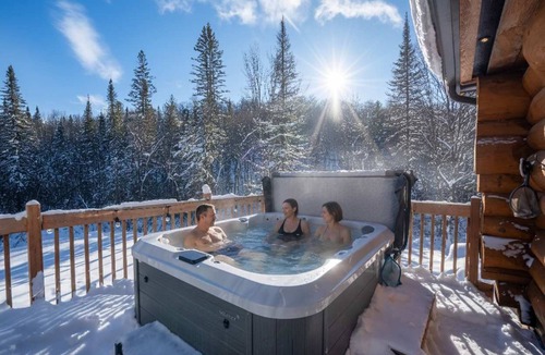 St-Adolphe-d'Howard Ski Chalet | Spa & Pool table | Le Massif