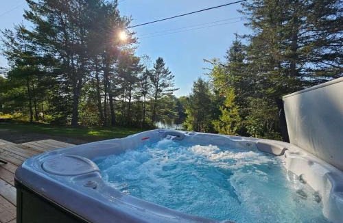Mansfield-et-Pontefract Ski Chalet | Spa - Pool Table & River - La Biche de Coulonge