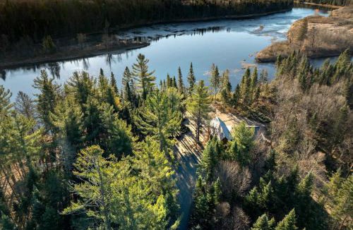 Saint-Gabriel-de-Valcartier Ski Chalet | Spa & River - Le Saint-Gabriel
