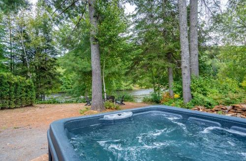 Saint-Alexis-des-Monts Ski Chalet | Spa & River - L'ecureuil
