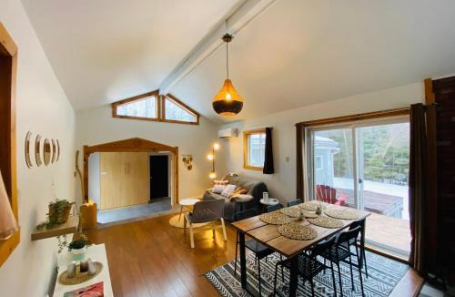 Chateau-Richer Ski Chalet | Spa - River & Forest View - Le Petit Cocon