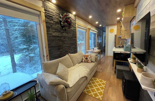 Saint-Magloire Ski Chalet | Spa & River View | Le Conteneur Caché