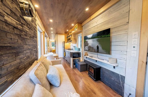 Saint-Magloire Ski Chalet | Spa & River View | Le Conteneur Caché