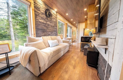 Saint-Magloire Ski Chalet | Spa & River View | Le Conteneur Caché