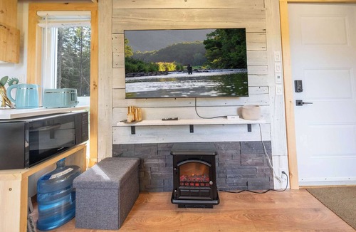 Saint-Magloire Ski Chalet | Spa & River View | Le Conteneur Caché