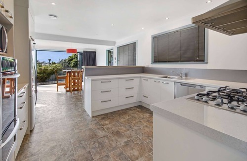 Owhata House | Spa & Spacious