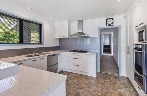 Owhata House | Spa & Spacious